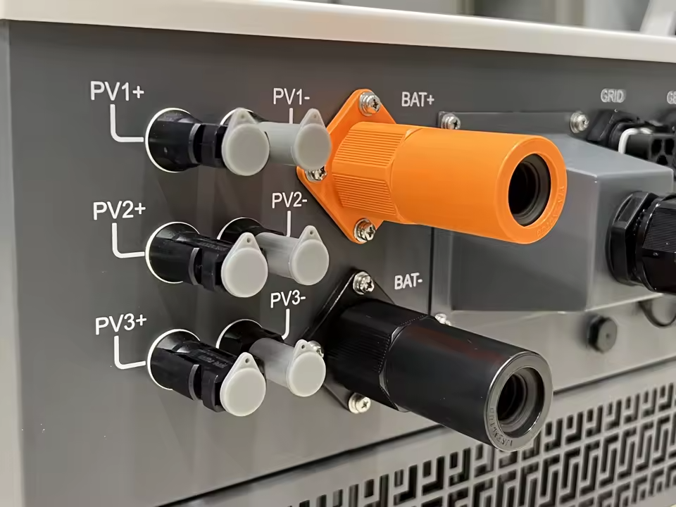 Гібридний однофазний інвертор для систем із сонячними панелями 13200W/48V, DMF-12K-LV03LP1-EU