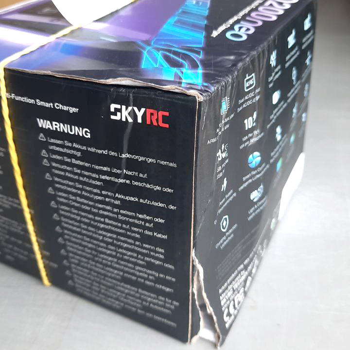 Зарядний пристрій Q200neo Charger (SK-100197-01) SkyRC. Уцінка: пом'ята картонна упаковка.